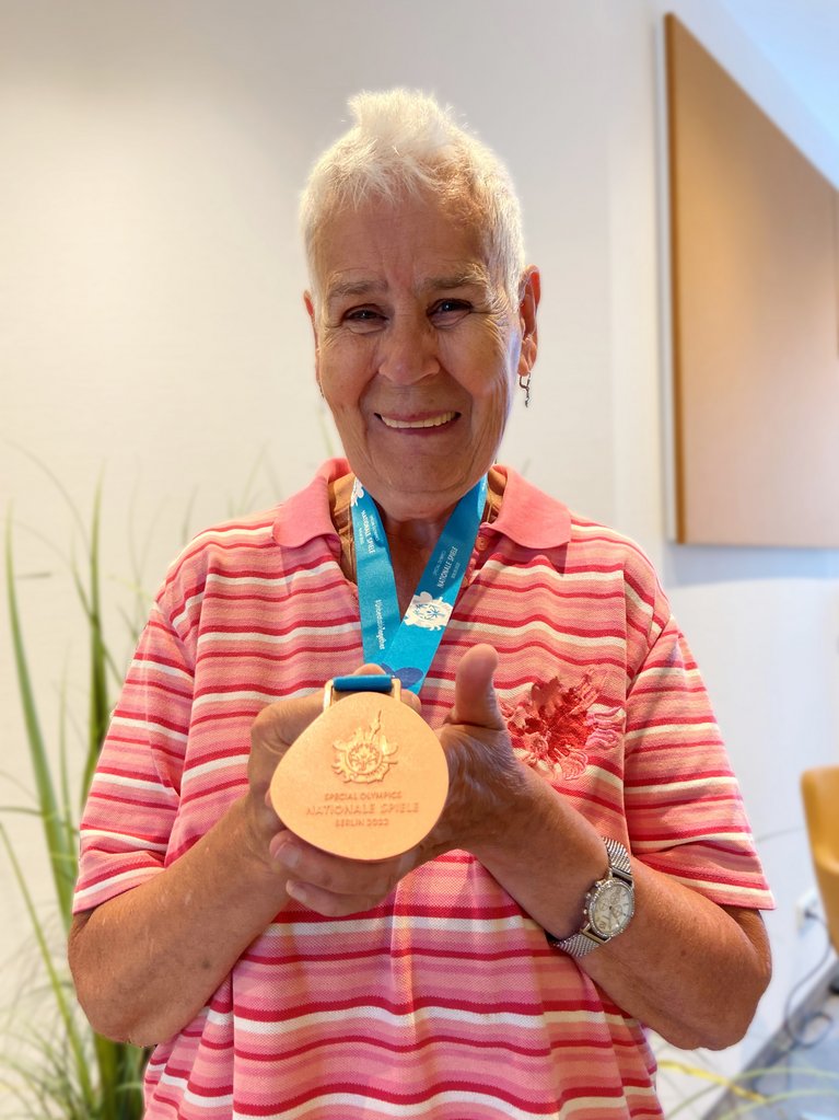 Als älteste Schwimmerin am Start musste Elvira gegen starke Teilnehmende antreten. Dennoch erreichte sie den dritten Platz.