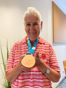 Elvira Hillemacher freute sich über ihre Bronzemedaille Als älteste Schwimmerin am Start musste Elvira gegen starke Teilnehmende antreten. Dennoch erreichte sie den dritten Platz.