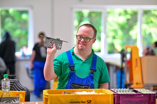 Beschäftigter hat ein Schloss montiert