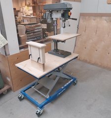 Die Bohrmaschine kann in der Höhe verstellt werden. 