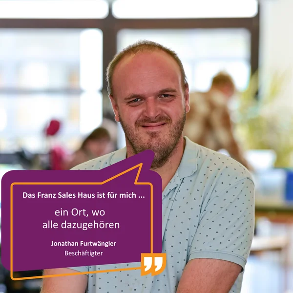 Ein junger Mann lächelt in die Kamera