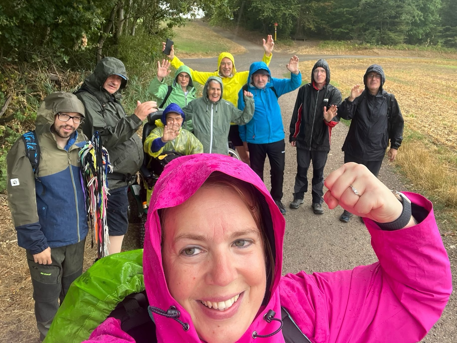 Pilgergruppe winkt im Regen