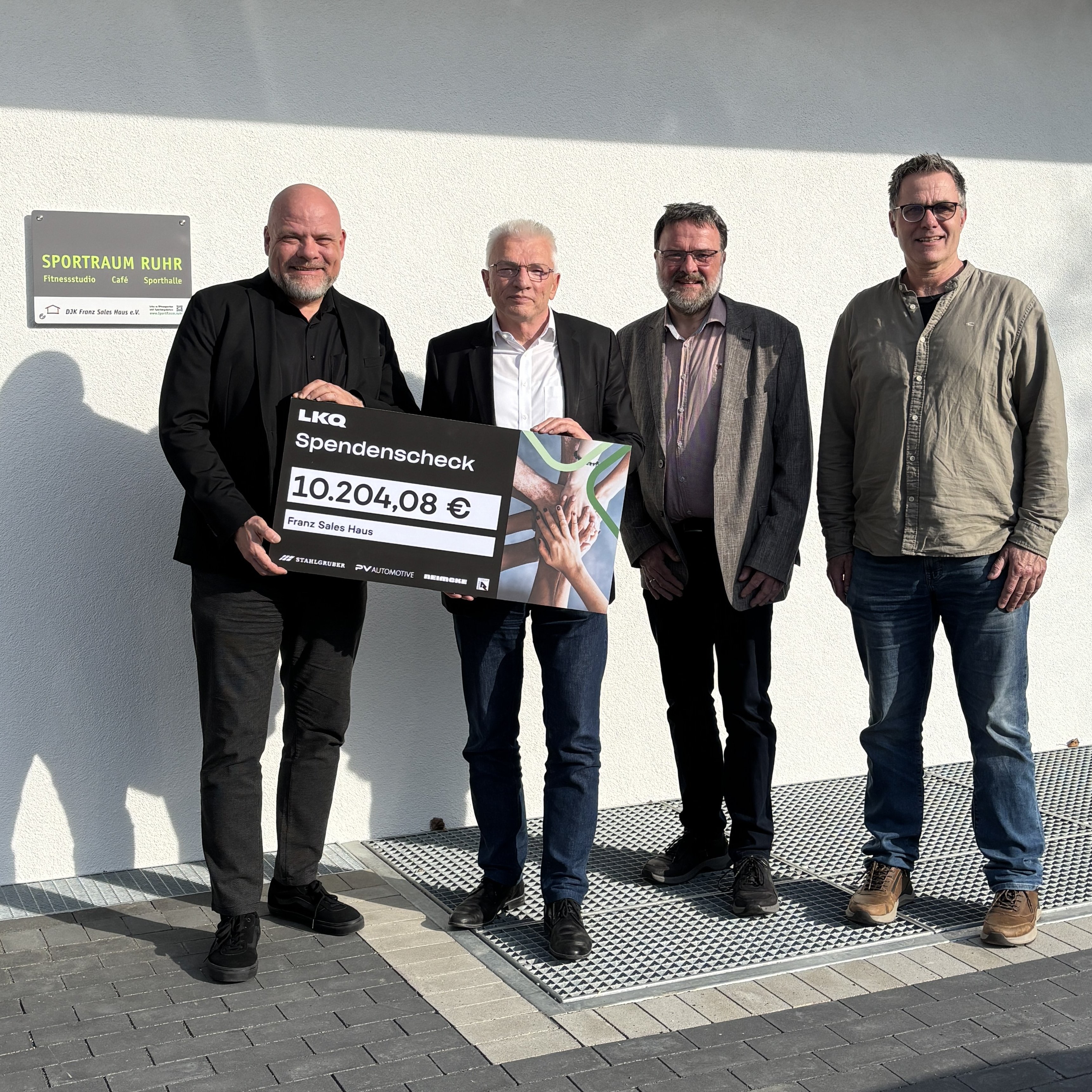 Gruppenbild vor dem SportRaum Ruhr mit Holger Gierth, Vorstandsvorsitzender des Franz Sales Hauses, Ralf Tüselmann, Leiter Vertriebsdivision PV Automotive, Fundraiser Thorsten Garske und Ewald Brüggemann, Sportlicher Leiter der DJK Franz Sales Haus (v.l.). Holger Gierth, Vorstandsvorsitzender des Franz Sales Hauses, xxxx Tüselmann, xxxx bei PV Automotive, 