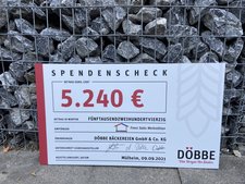 Spendenscheck Die große Spendensumme sorgt für große Freude.