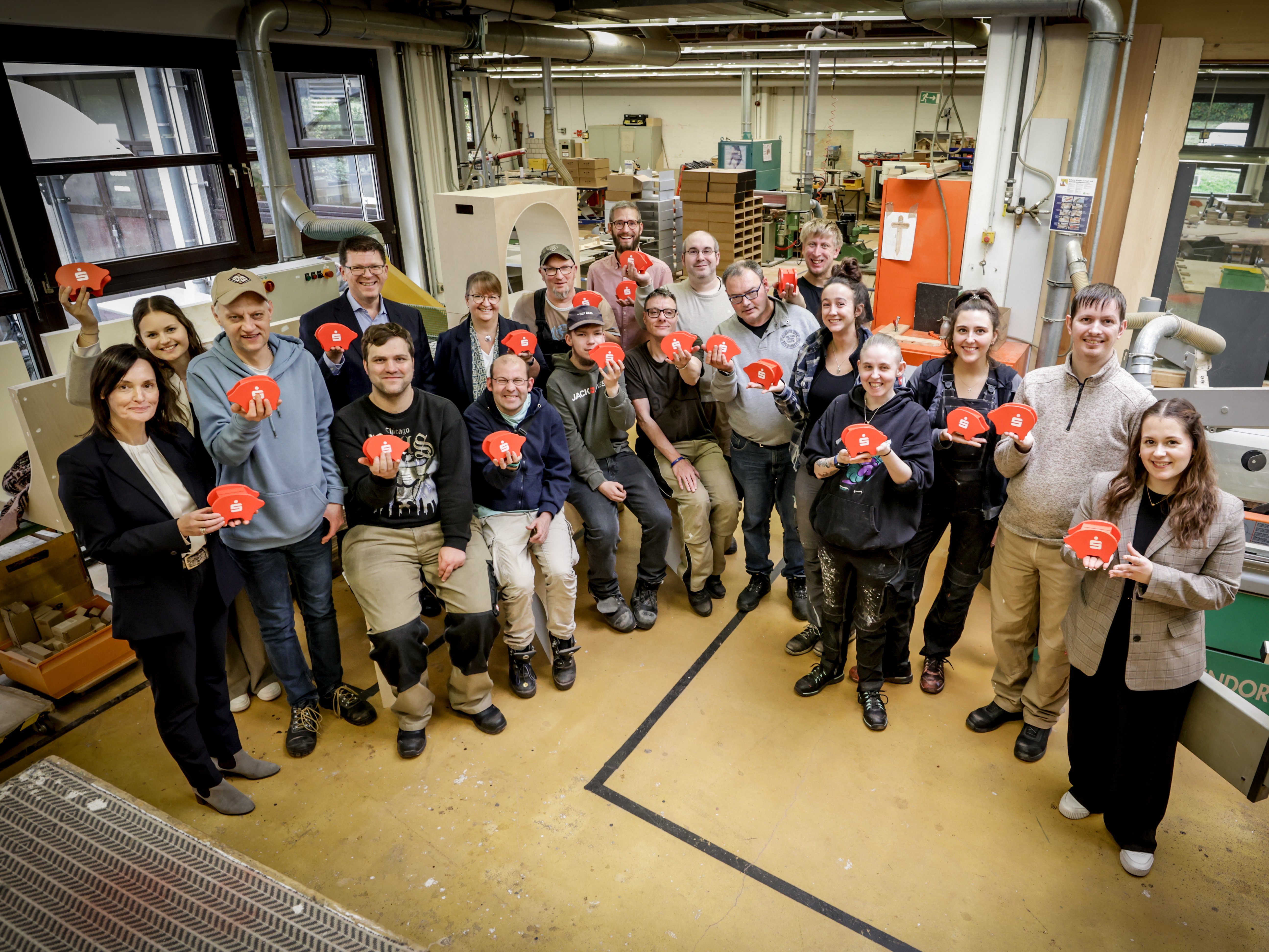 Gruppenbild des Schreinerei-Teams mit den Gästen von der Sparkasse