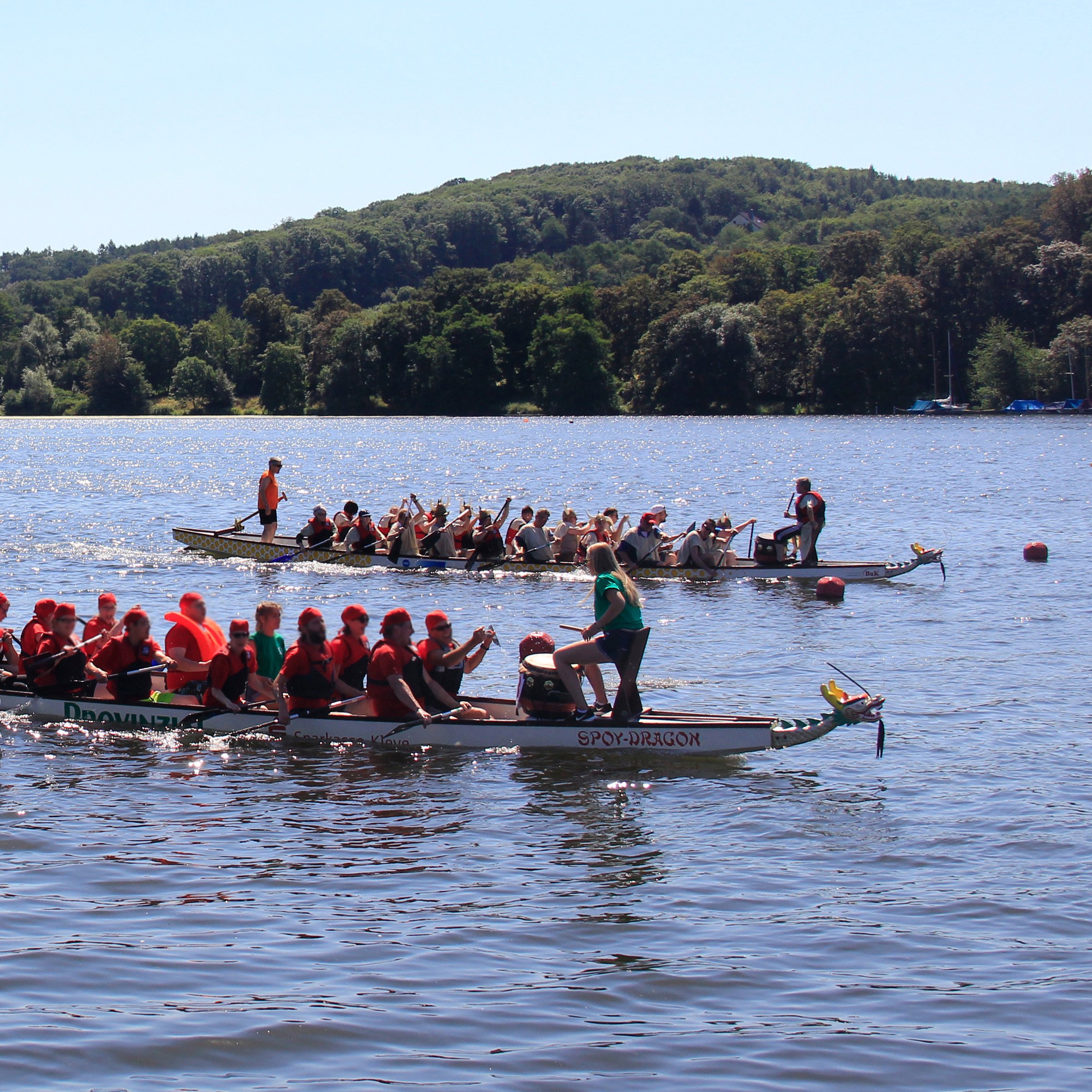 Zwei Drachenboote mit Paddlern auf dem Baldeneysee vor dem Start.