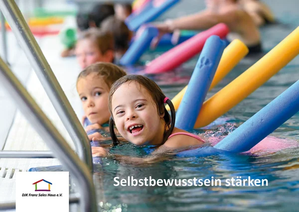 Kinder schwimmen fröhlich im Pool mit Schwimmnudeln, Text: „Selbstbewusstsein stärken“.