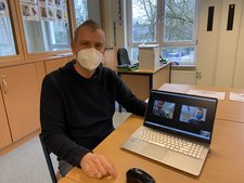 ... und per Video direkt in Kontakt mit dem Lehrer treten.