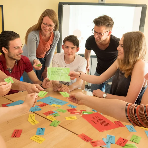 Schüler beim Austausch im Berufskolleg