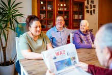 Bewohner beim Zeitunglesen