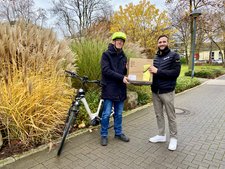 Franz Sales Radler Joachim Derichs gewann bei der AOK-Aktion "Mit dem Rad zur Arbeit" eine hochwertige Fahrradtasche.