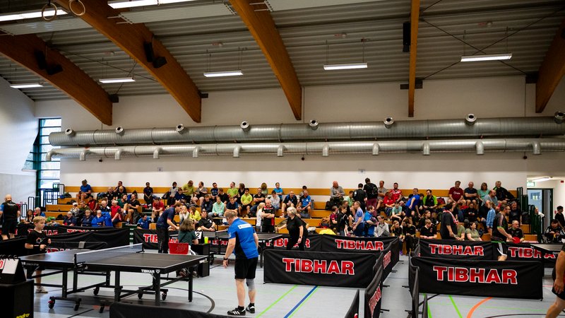 Blick in die Halle beim Tischtennisturnier mit vielen Zuschauern auf der Tribüne.