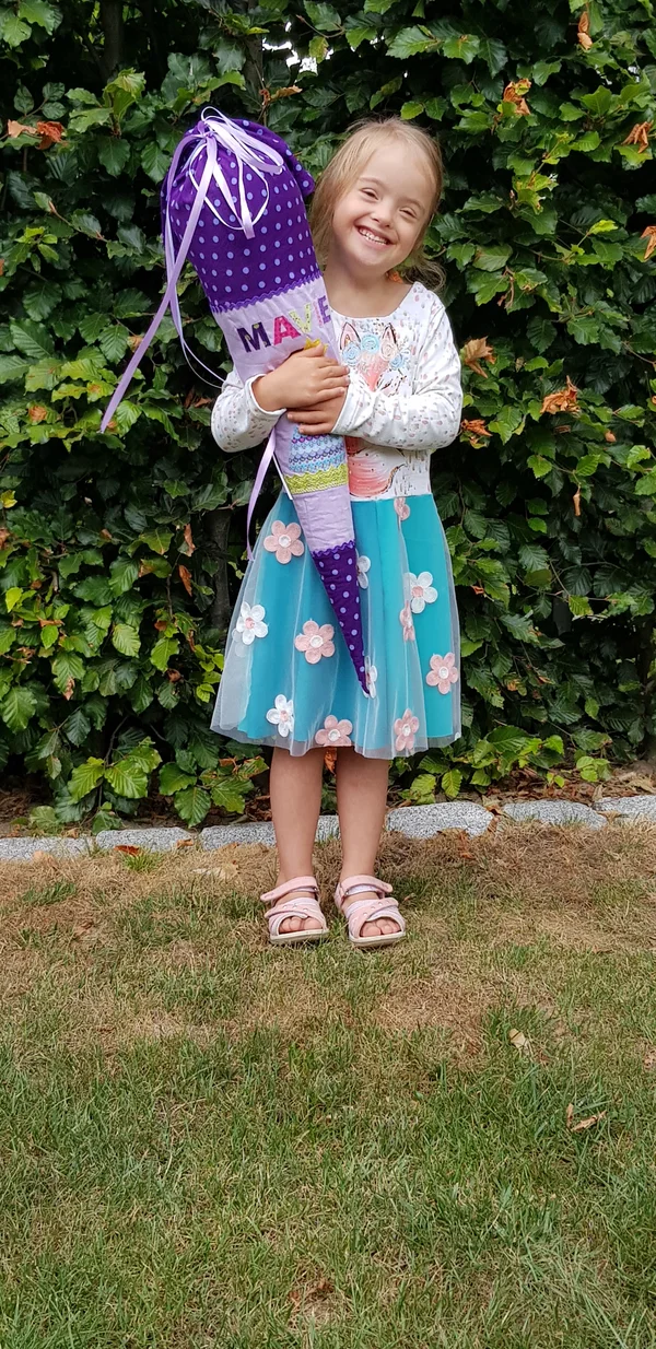 Erstklässlerin der Förderschule mit Schultüte