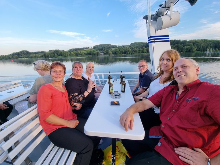 Die Mitarbeiter haben das Jubiläum der Firma auf einem Boot am Baldeneysee gefeiert.