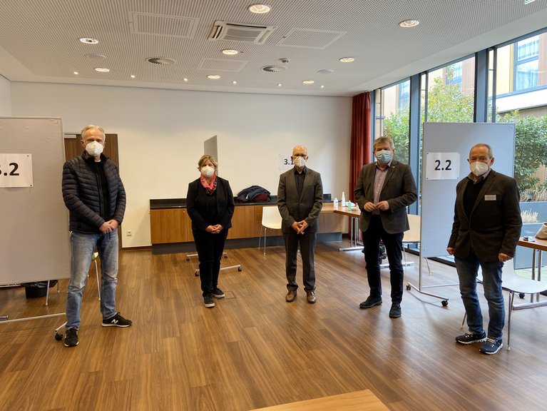 Hartmut Pelz, Leiter des Amtes für Soziales und Wohnen, Claudia Middendorf, Landesbehindertenbeauftragte NRW, Hubert Vornholt, Direktor des Franz Sales Hauses, Gesundheitsdezernent Peter Renzel und Dr. Stefan Steinmetz, Leiter des Impfzentrums Essen, waren von der Impfaktion im Hotel Franz begeistert. 