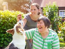 Adobe Stock/M.Doerr_M.Frommherz1 Betreuerin und Klientin mit Hund