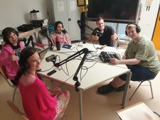 Mit Podcast-Trainer Til Schulz machte die Gruppe Probeaufnahmen bei einem Workshop.