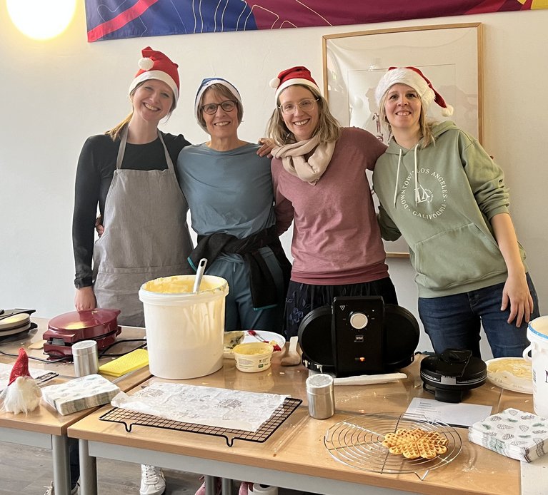 Vier Lehrerinnen am Waffelstand beim Weihnachtsturnier der Schule