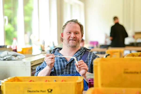 Beschäftiger in der Montage