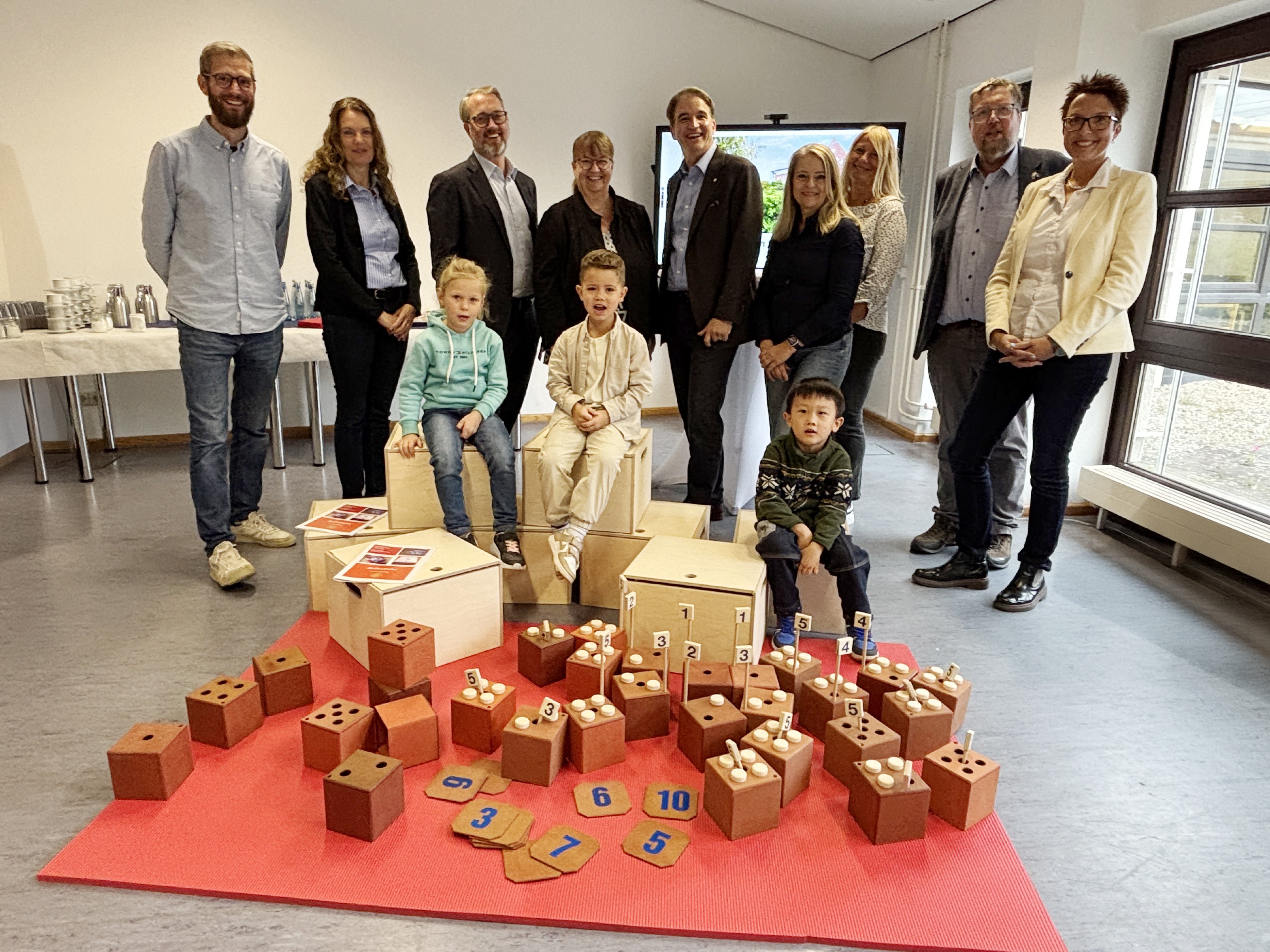 Gruppenbild bei der Übergabe der Mathe-Kisten.