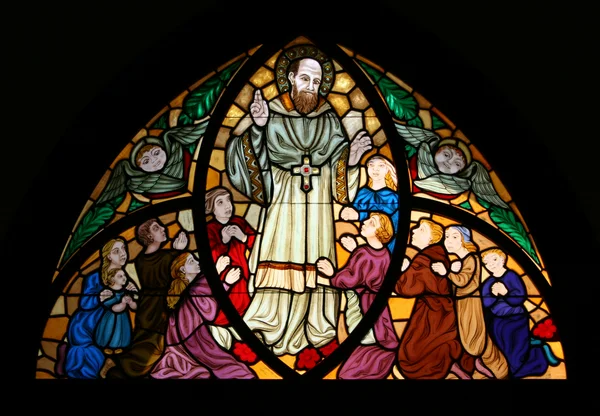 Startbild des Videos ist das historische Glasfenster über dem Eingang des Franz Sales Hauses, das Franz von Sales abbildet.