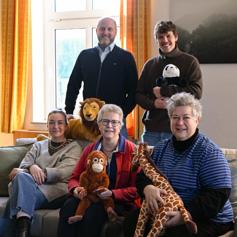 Leitungskräfte und eine IKEA-Mitarbeiterin auf dem Sofa in der neuen Wohngruppe