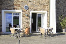 Auf der Terrasse des Eiberger Cafés können die Gäste wieder Kaffee und Kuchen genießen.