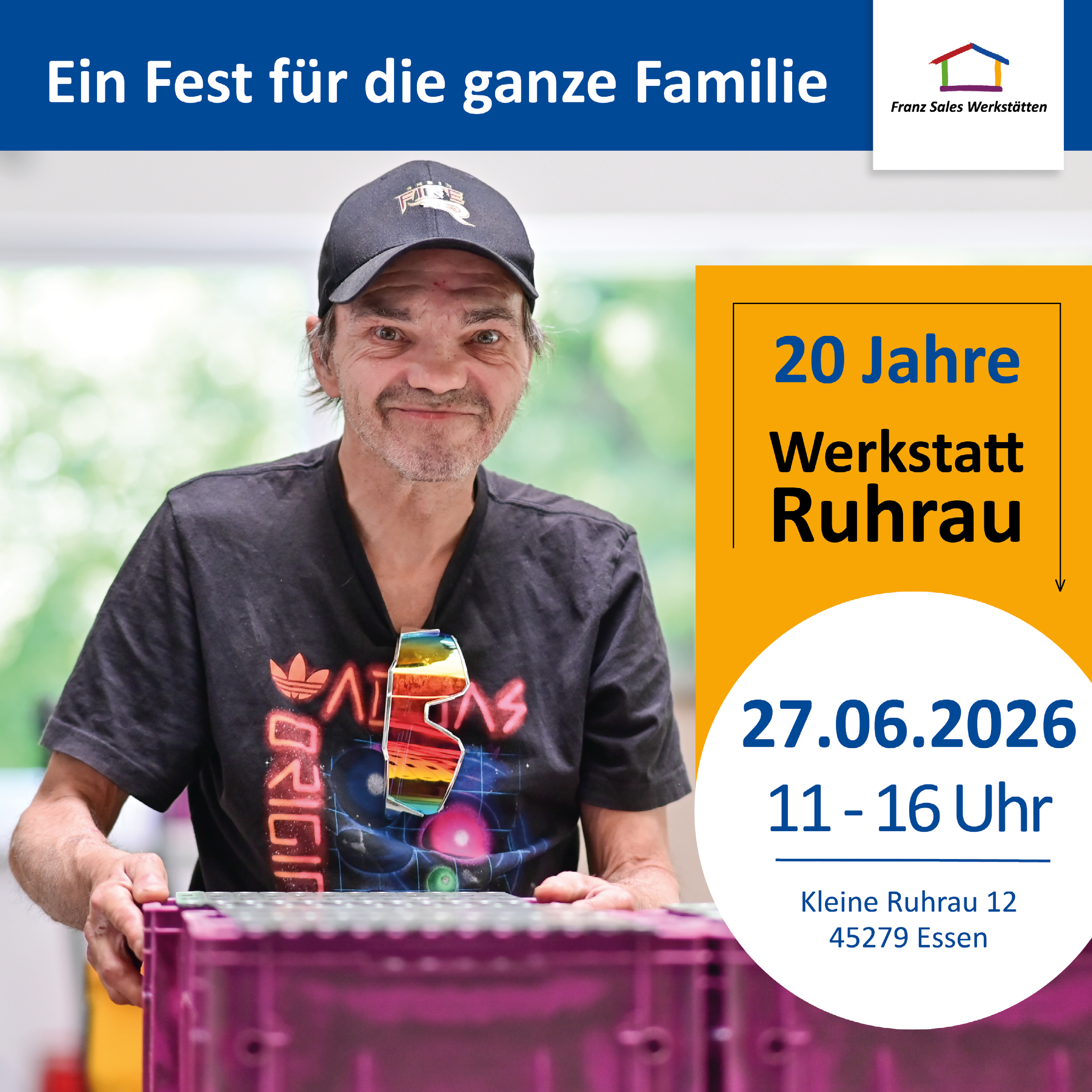 Plakatmotiv für den Werkstatt-Geburtstag. Motiv ist ein Mann, der eine Plaktikkiste in der Hand hält und in die Kamera blickt.