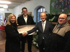Eine Spende für das neue Hofcafé Geschäftsführerin Dr. Ann-Katrin Glüsing bedankte sich bei dem Schöck-Vorstand Dr. Harald Braasch für die Spende, die für die Einrichtung des neuen Hofcafés verwendet wird.