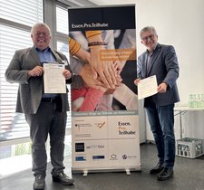 Prof. Dr. Münk (UDE) und Dezernent Peter Renzel (Stadt Essen) unterzeichneten das Forderungs-Papier als erste.