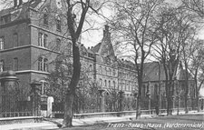 Die historische Fassade des Franz Sales Hauses ist zum Teil erhalten geblieben. 