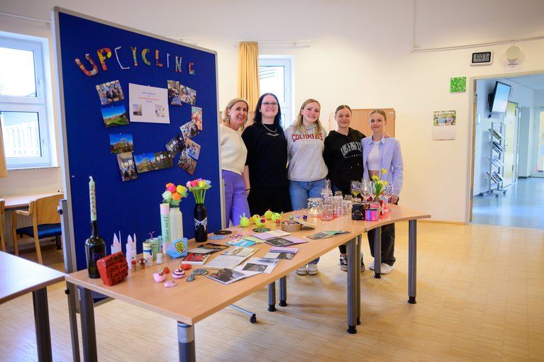 Die Upcycling-Gruppe mit ihren gestalteten Objekten