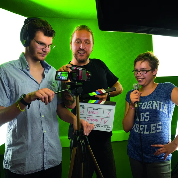 Inklusives Redaktionsteam von Franzguckt.de bei der Arbeit mit Kamera und Mikrophon.