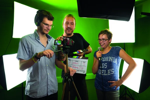 Inklusives Team von franzguckt.de bei der Arbeit mit Kamera und Beleuchtung