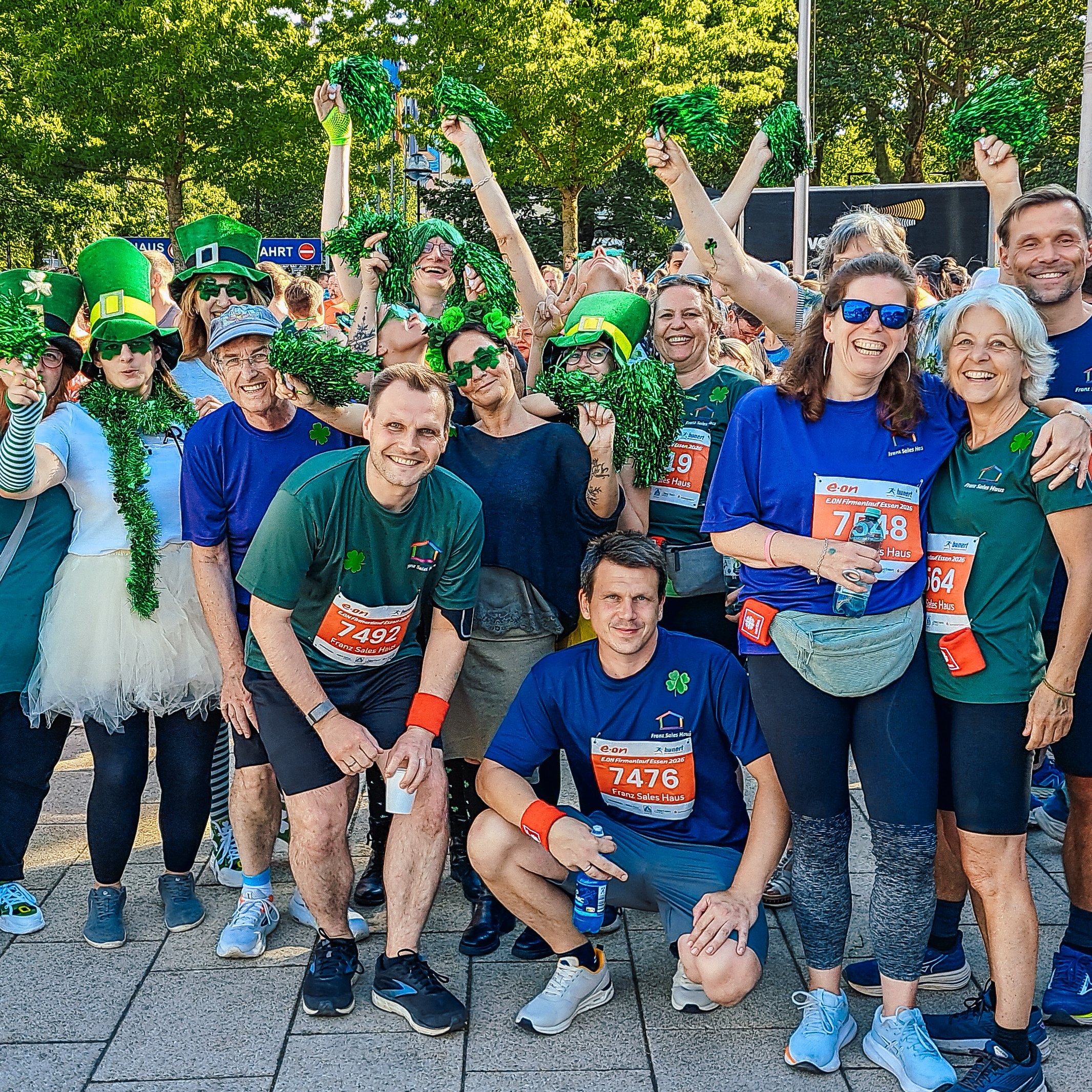 Gruppenbild mit Läufern und Unterstützern, die grüne Kobold-Kostüme tragen.