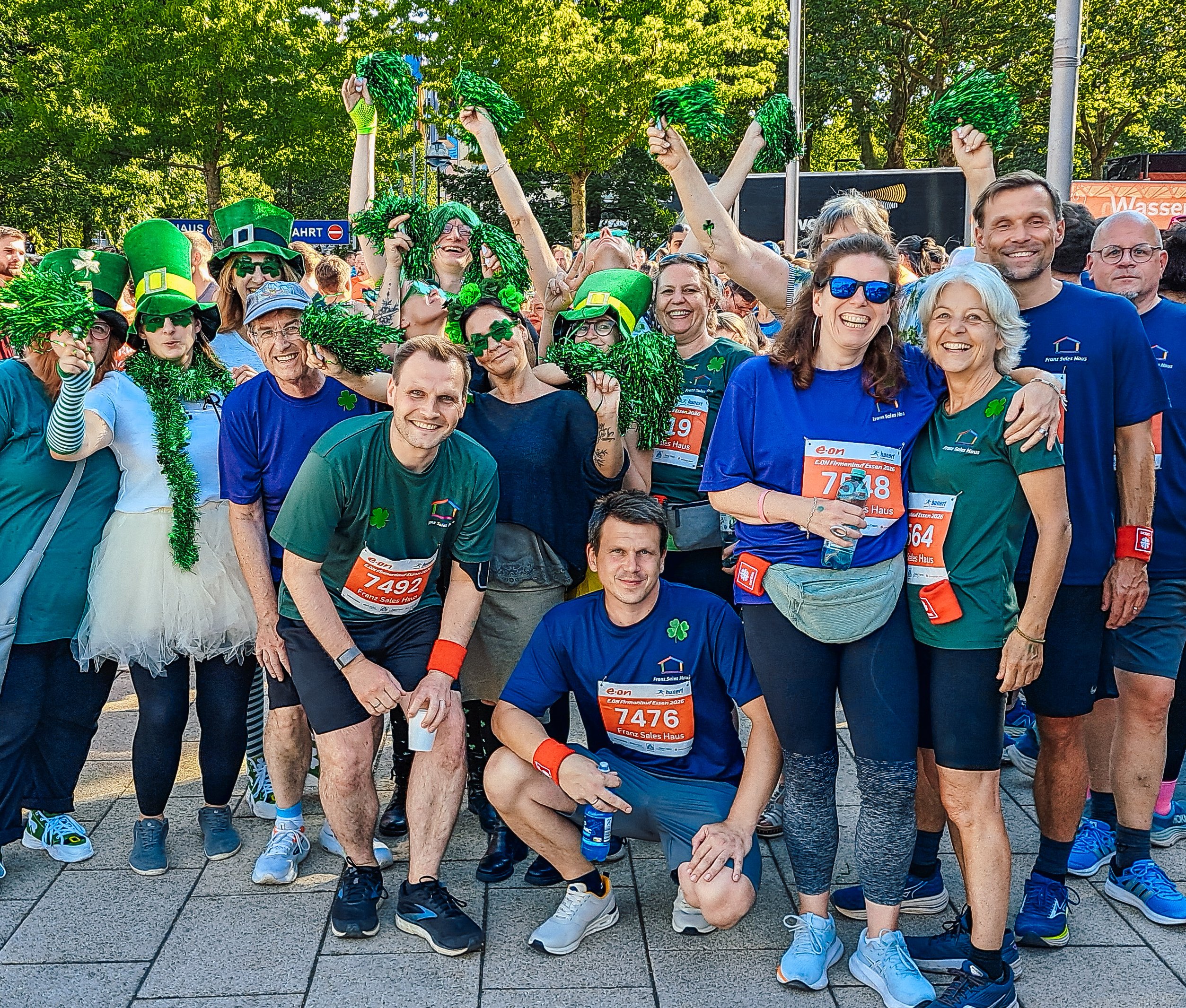 Gruppenbild mit Läufern und Unterstützern, die grüne Kobold-Kostüme tragen.