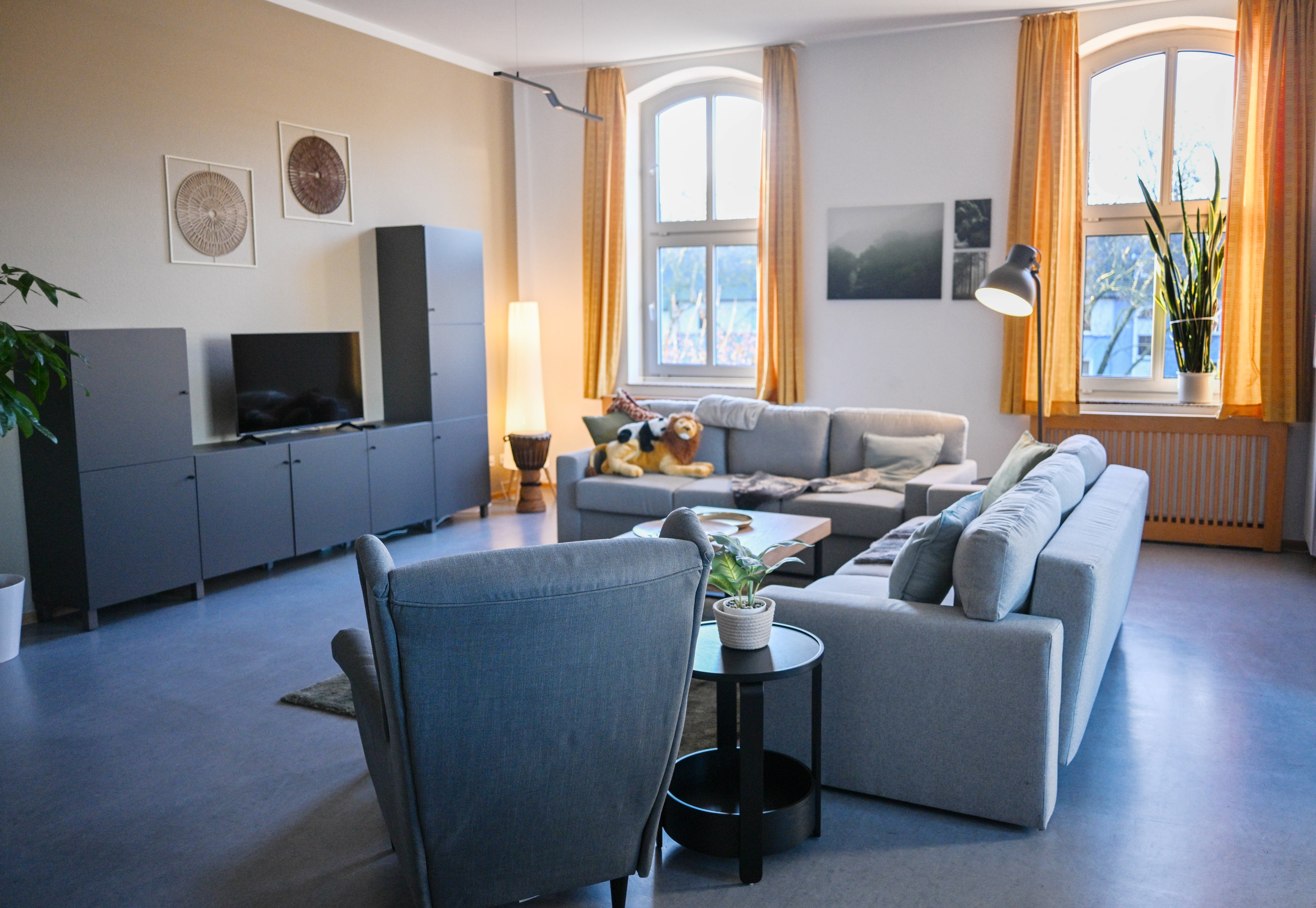 Wohnbereich mit Sofas, Sessel und Schränken