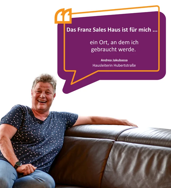 Freundliche Mitarbeiterin aus dem Wohnbereich auf einem Sofa