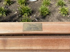 Schild an der Bank Ein Schild erinnert an Schwester Corry.