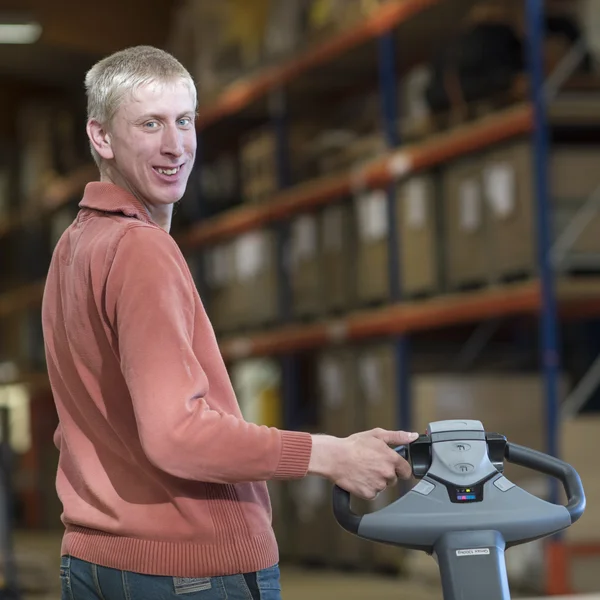 Beschäftigter im Lager