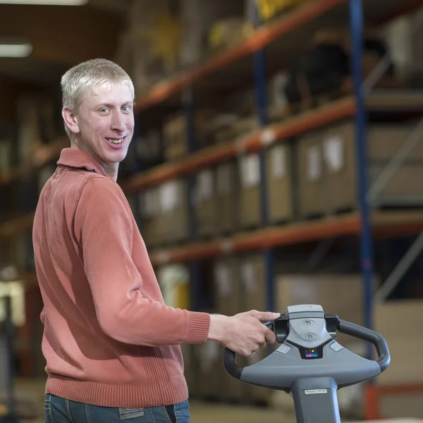 Beschäftiger bei der Arbeit in einem Lager