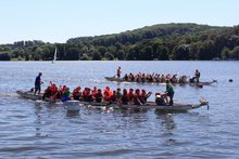 Drachenboote kommen ins Ziel