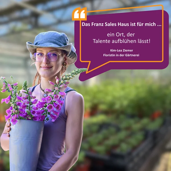 Floristin mit Blumenstrauß im Gewächshaus, Zitat über das Franz Sales Haus.