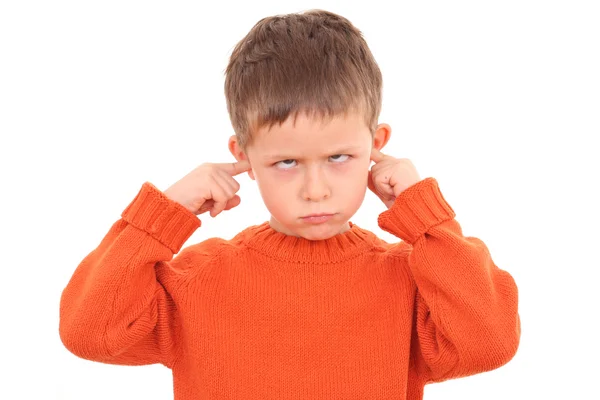 wütendes Kind mit Verhaltensauffälligkeiten hält sich die Ohren zu