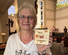 Die Gäste bemalten viele Würdetäfelchen mit ihren Motiven.