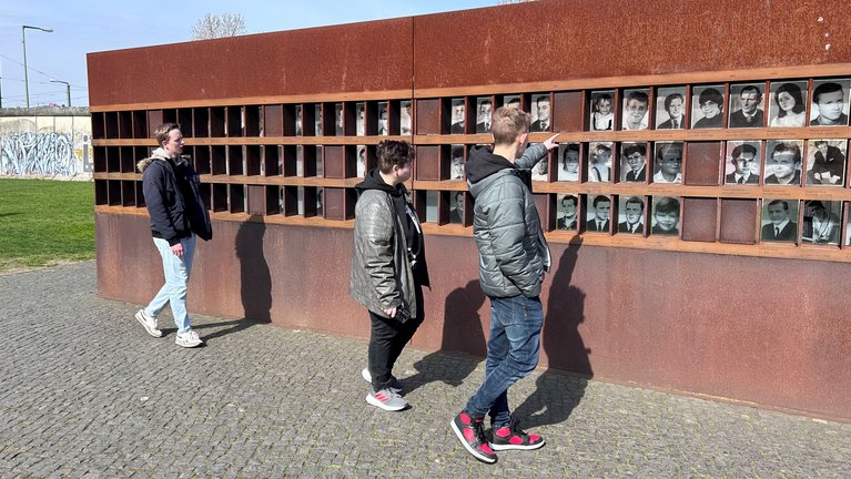 An der Mauer-Gedenkstätte erfuhren die Teilnehmenden viel über die Vergangenheit in der geteilten Hauptstadt.