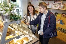 Studierende mit Klienten im Alltag