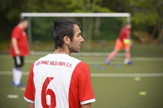 Fussballspieler im Spiel vor dem Tor