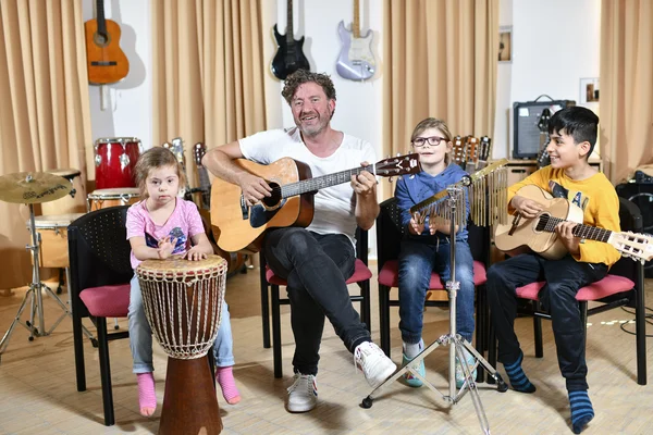 Lehrer mit Schüler:innen der Musik-AG