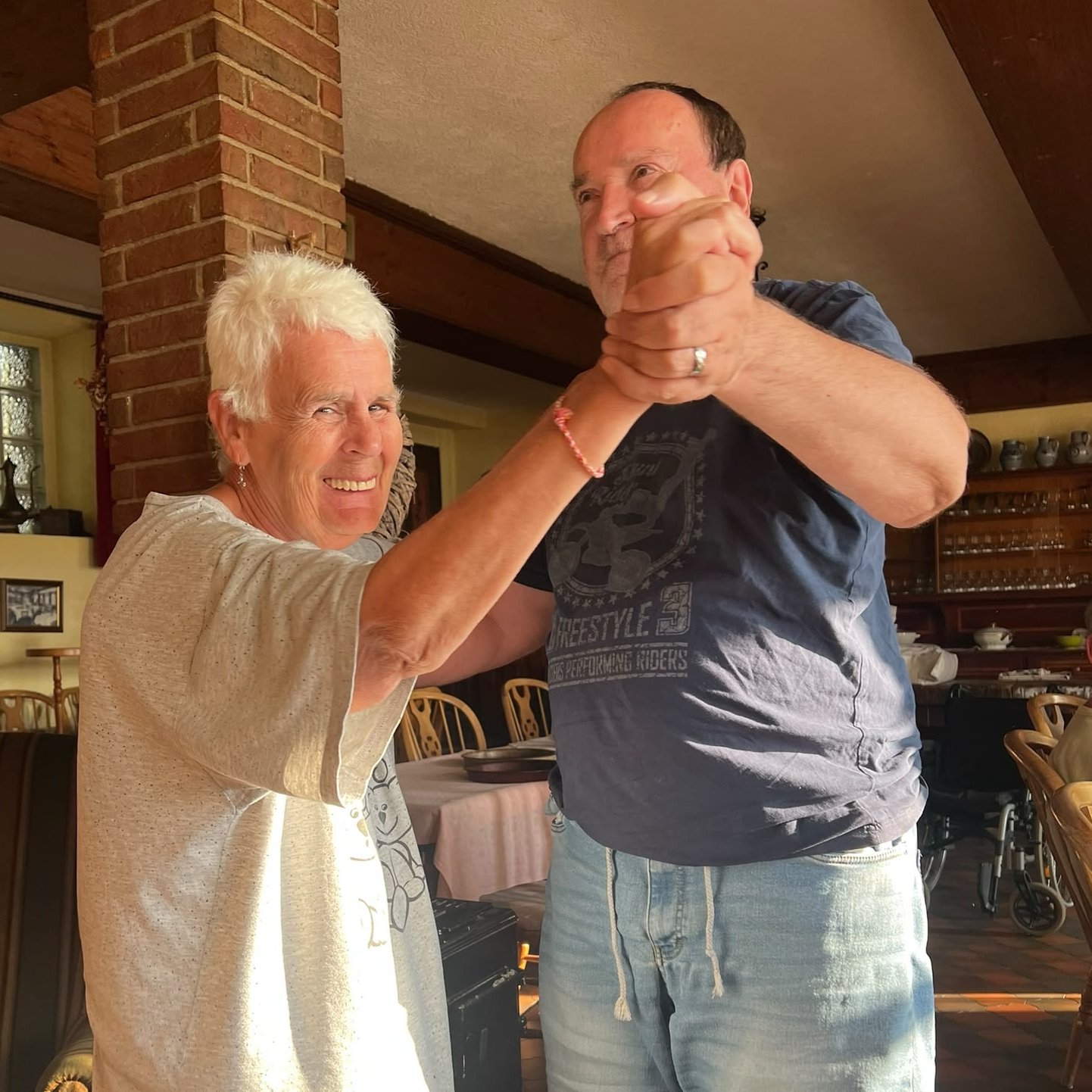 Elvira und Martin tanzen miteinander